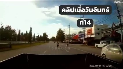 Le passager de la moto finit dans le coffre de la voiture
