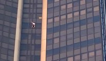 شاهد: مغامر يتسلق أعلى ناطحة سحاب في باريس دون معدات