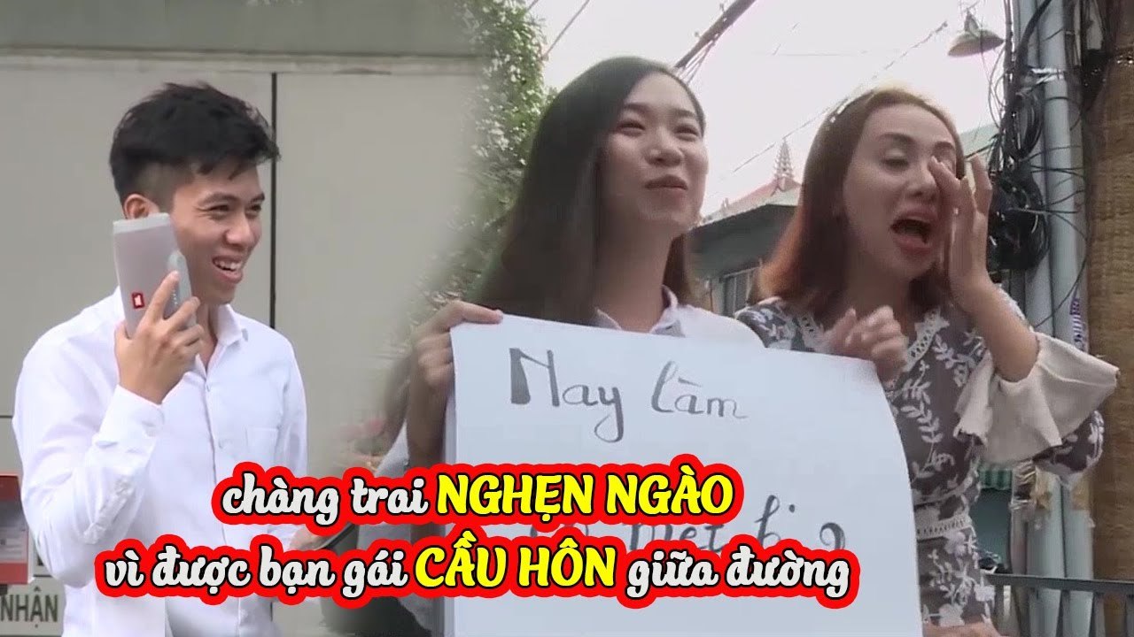 Được Bạn Gái Bất Ngờ CẦU HÔN GIỮA ĐƯỜNG Sau 3 Năm Yêu Nhau, Chàng Trai NGHẸN NGÀO Suýt Khóc | CDCC