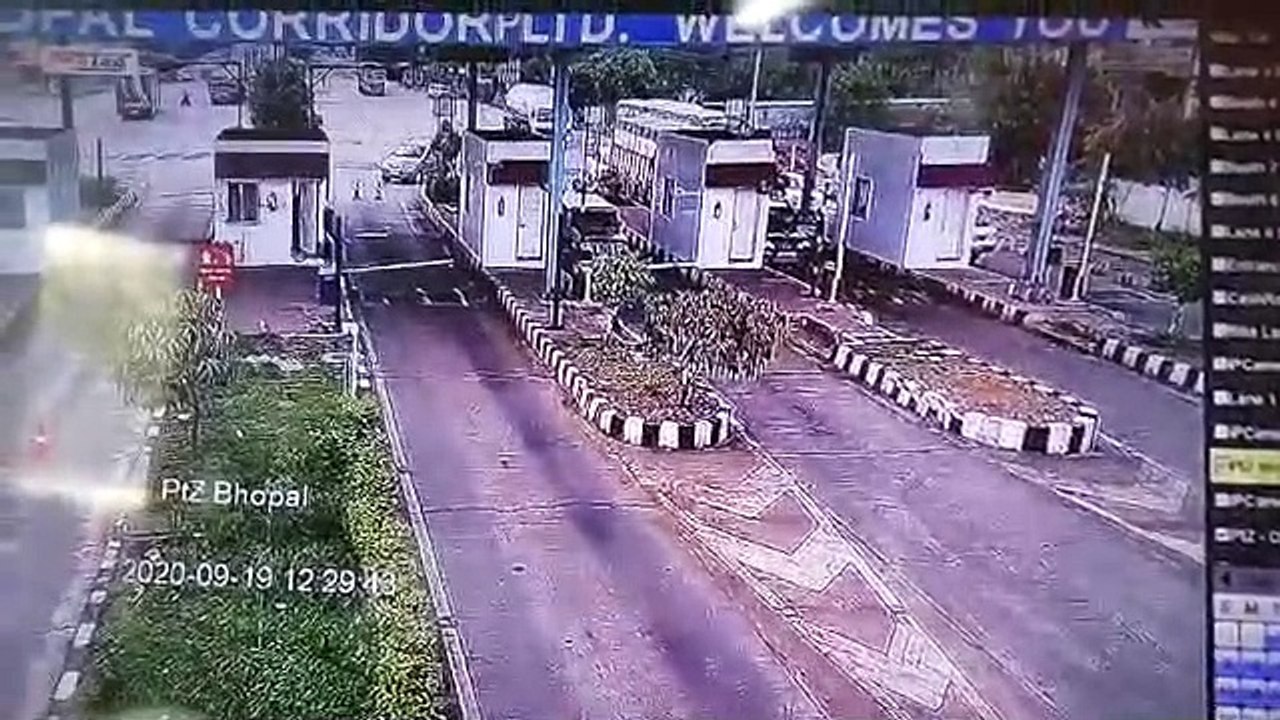 इंदौर: टोल प्लाजा पर ट्रक ने मारी 3 कारों को टक्कर, बड़ा हादसा होने से बचा, देखिए वीडियो