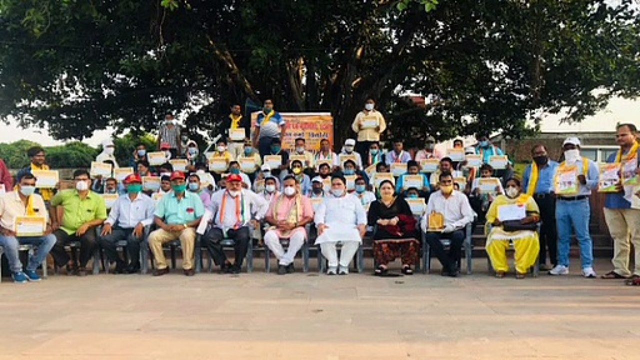 समाज उत्थान समिति द्वारा नगरपालिका के लोगों को किया सम्मानित