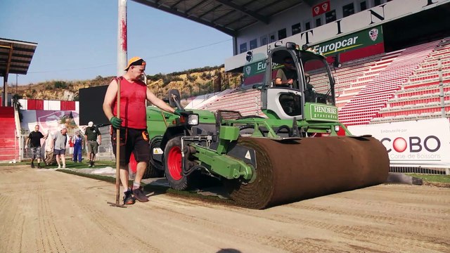 La pelouse du stade François-Coty fait peau neuve !
