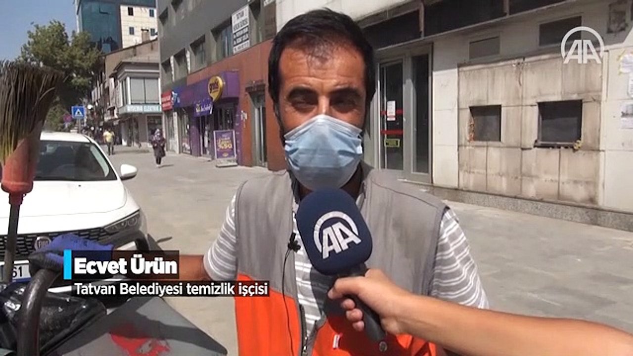 Çöp arabasını özenle temizleyen temizlik işçisi...