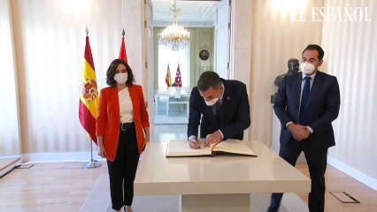 Sánchez llega a la Puerta del Sol para reunirse con Ayuso