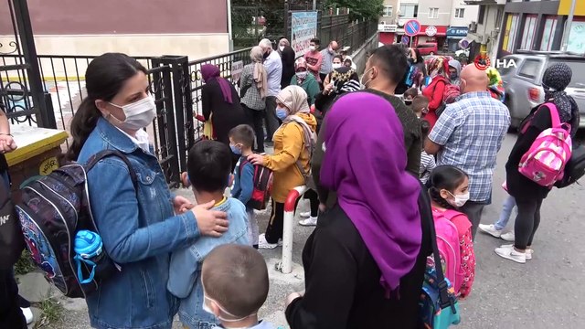 Minikler pandemi gölgesinde ders başı yaptı