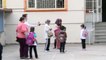 Okulla tanışan minik öğrenciler koşa koşa sınıflarına girdi
