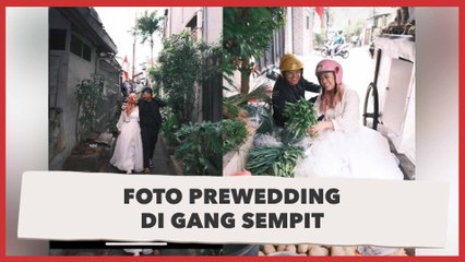 Pasangan Kekasih Ini Pilih Foto Prewedding di Gang Sempit
