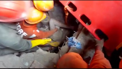 인도 서부서 3층 건물 붕괴..."10명 이상 사망...20여 명 매몰" / YTN