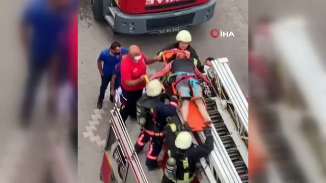 İtfaiye eri alevlerin içine böyle daldı...Yaralıyı kurtaran itfaiye eri dumanların arasında kaldı