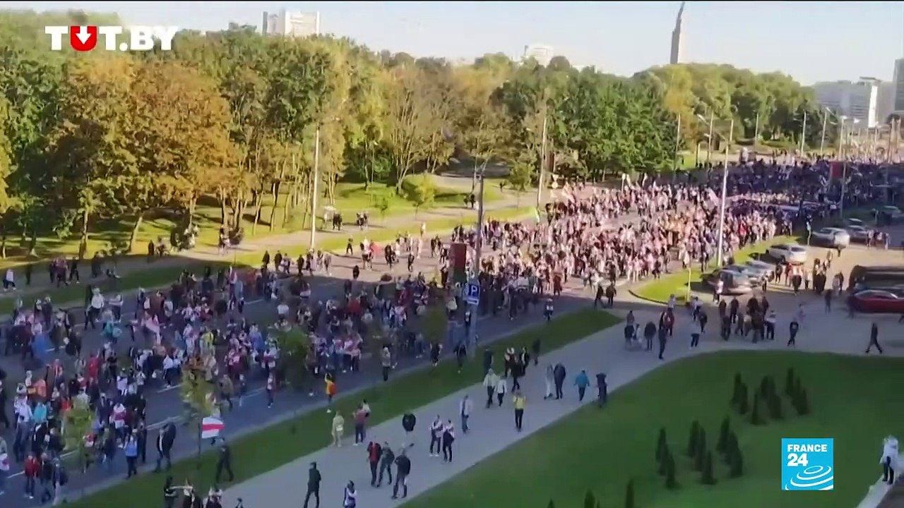 Belarus crackdown: Thousands join weekly protes...