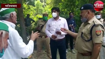 किसानों के दिल्ली पहुंचने की सूचना के बाद यूपी गेट पर लगाई बैरीगेटिंग