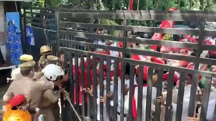 विलोबी मैदान में सपा का प्रदर्शन, पुलिस के साथ जमकर हुई धक्का मुक्की