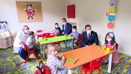 Büyükşehir Belediye Başkanı Aktaş, miniklere kestane şekeri dağıttı