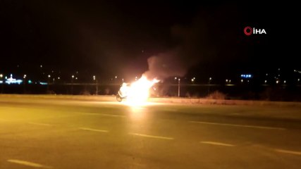 Motosiklet alev topuna döndü