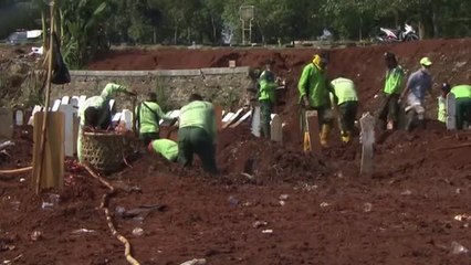 El duro trabajo de un sepulturero en la Indonesia de coronavirus