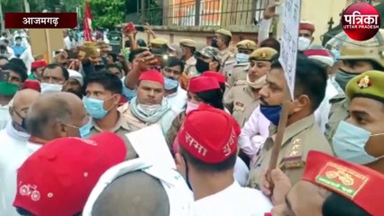 सपा कार्यकर्ताओं ने सब्जी की माला पहन किया प्रदर्शन