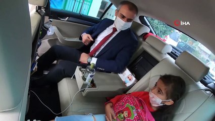 Belediye Başkanı, makam aracı ile minik öğrenciyi ilk dersine bıraktı
