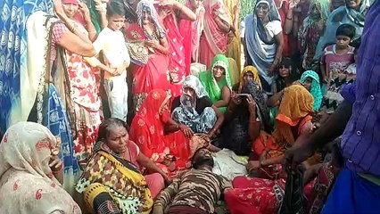 खेत में पानी लगा रहे किसान की चिपक कर मौत