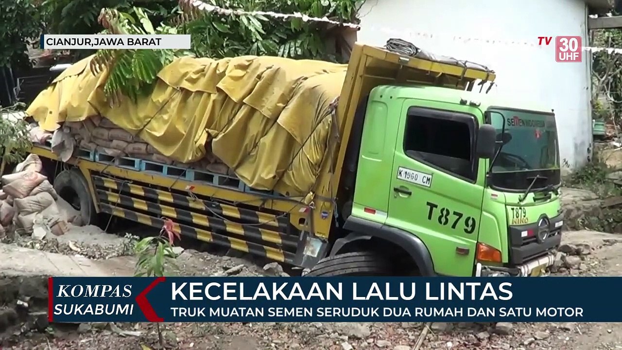 Truk Muatan Semen Seruduk Dua Rumah Dan Satu Motor