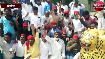 धरना देने गए सपाइयों पर पुलिस ने किया लाठीचार्ज और फिर की गिरफ़्तारी