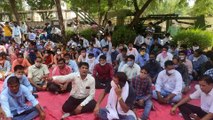 निगमकर्मी से मारपीट का मामला गर्माया: कार्य बहिष्कार कर बिजली निगमकर्मियों ने किया प्रदर्शन
