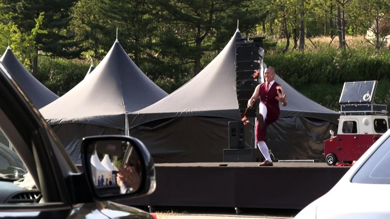 Mit dem Auto in den Zirkus