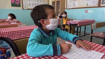 Van’da yüz yüze eğitim 'Edremit Karadut Şurubu' ile başladı