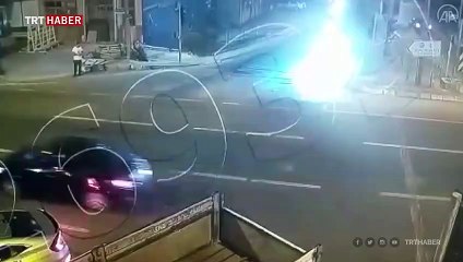 Otomobilinin kaputuna çıkan kişiyi karakola götürdü