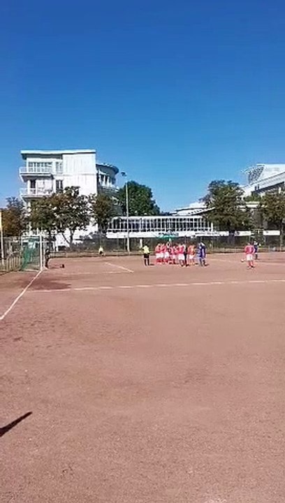 Ivan Klasnic guckt als Croatia-Keeper einen Freistoß am Tor vorbei