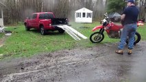 Il tombe de son pickup en y faisant monter sa moto