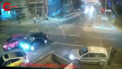 Otomobilinin üzerine çıkan saldırganı, karakola kaputta götürdü