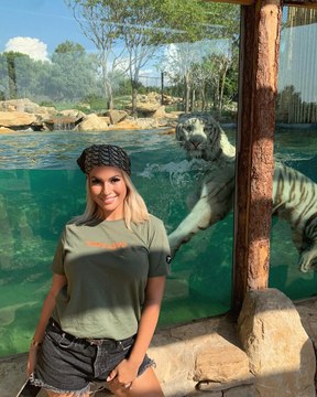 Carla Moreau lynchée sur les réseaux à cause d’une photo avec un tigre emprisonné