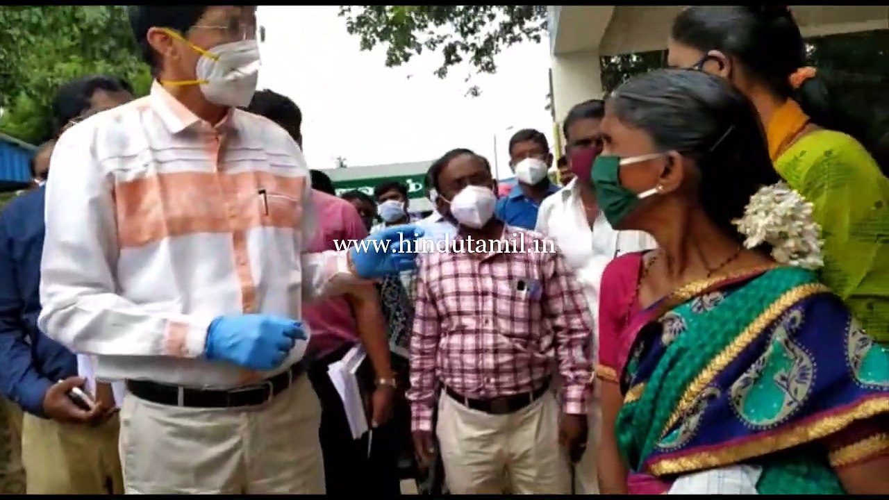 திருவள்ளுர் மாவட்டத்தில் சுகாதார துறை செயலாளர் டாக்டர் ஜெ.ராதாகிருஷ்ணன் கரோனா நோய் சம்மந்தமாக மருத்துவமனை மற்றும் பல்வேறு இடங்களில் ஆய்வு செய்யும்போது  உடன் திருவள்ளுர் மாவட்ட ஆட்சியர் மகேஸ்வரி ரவிக்குமார்