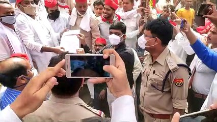 सपा जिलाध्यक्ष ने एसडीएम को सौंपा ज्ञापन पत्र