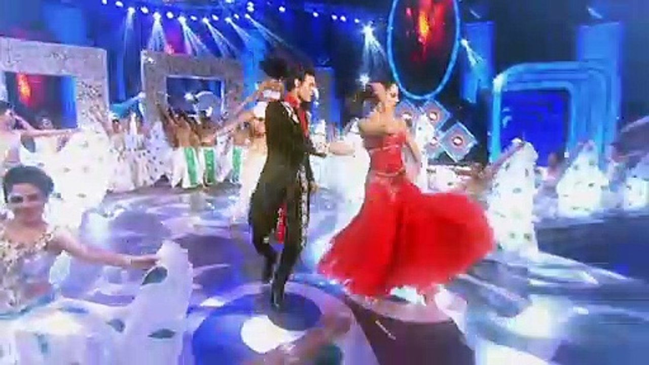 Shraddha_Kapoor_Live_Dance_Performance_Aashiqui_2_Romantic_Double_Romantic_Star_Guild_Awards
