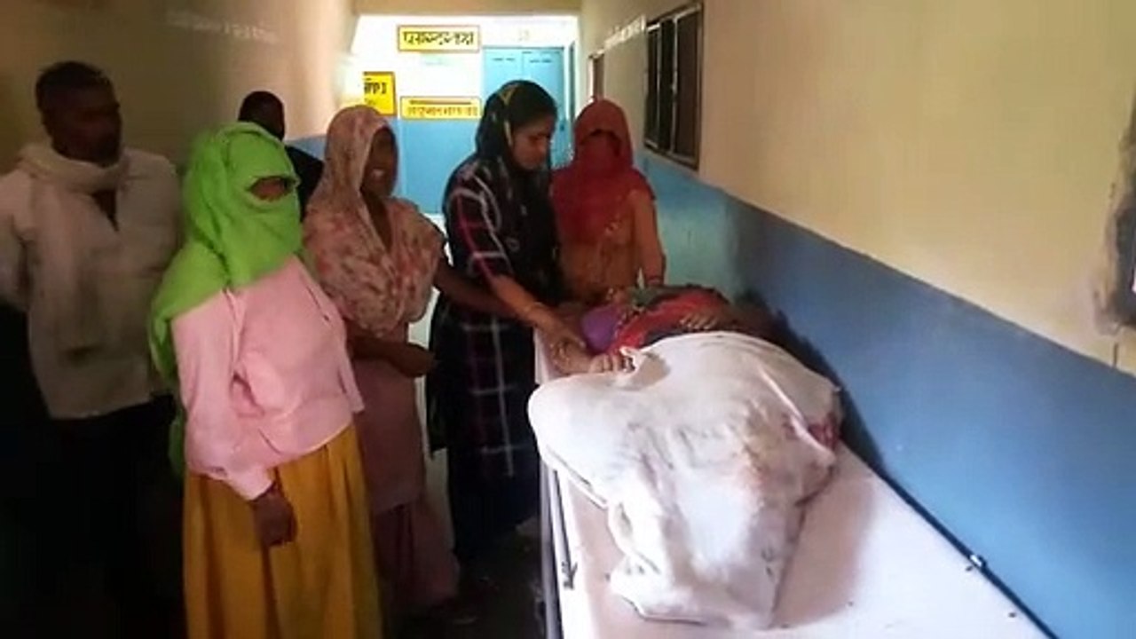 तेज़ रफ्तार ट्रक ने बाइक सवार दंपती को मारी टक्कर, महिला की ट्रक के नीचे कुचलकर दर्दनाक मौत