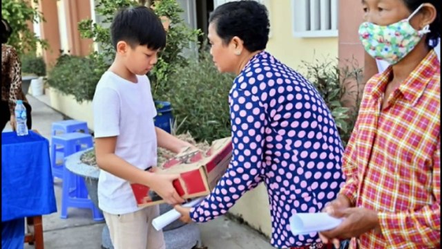 Hồ Ngọc Hà đưa Subeo đi tặng máy lọc nước cho bà con miền Tây