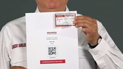 Vargas Landeros muestra credencial de Morena y reta a Rocha Moya a debatir de frente