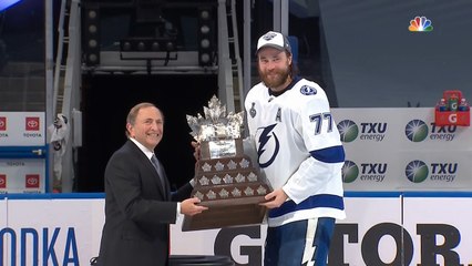 Victor Hedman receives Conn Smythe Trophy