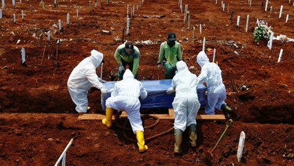 Indonesian gravediggers struggle to keep up as cemetery fills up in coronavirus-hit Jakarta