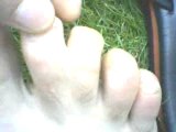 Video drole : doigts de pieds collés !