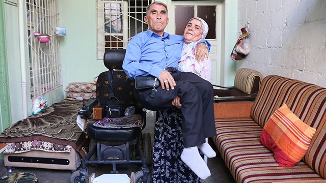 10 yıldır kocasını sırtında taşıyor