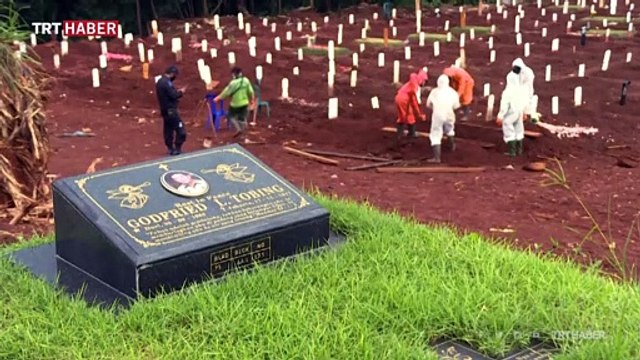 Endonezya'da maske takmayanlara mezar kazma cezası