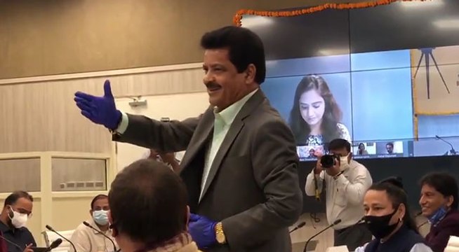 उदित नारायण ने सीएम योगी के लिए गया 'लगान' फिल्म का ये गाना, देखें वीडियो