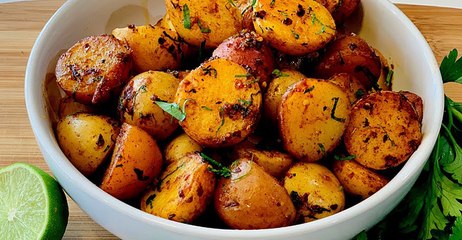 Patatas con ajo y limón: Una guarnición de lujo y el aperitivo perfecto