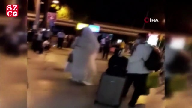 Antalyalı gelinlerin biri uçaktan gelinlikle indi, diğeri yol kapatıp oynadı