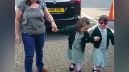 Niña con discapacidad cumplió su sueño: llevar a su hermanita a la escuela