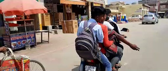 कांधला में बाइक सवार ने किया यातायात नियमों का उल्लंघन, पुलिस अनजान