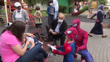 'Örümcek Adam' sokak sokak gezerek maske dağıttı