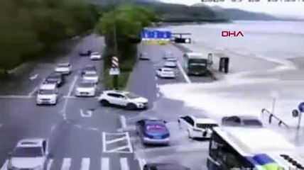 Dev gelgit dalgaları otoyola ulaştı; araçları böyle sürükledi!